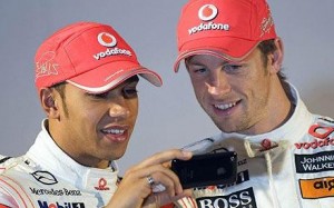 Lewis Hamilton y Jenson Button. Mc Laren no sale al ruedo con la nariz de ornitorrinco. 