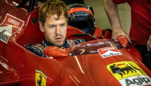 Vettel, aún vestido de Red Bull, en una Ferrari.